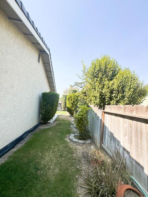 1046 Santa Barbara Street, Los Banos CA: https://media.crmls.org/mediaz/e8bb8273-3476-4b7d-8fcd-93e5a9daa2bc.jpg