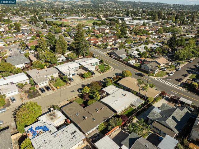 18977 Thornbury ave, Castro Valley CA: https://media.crmls.org/mediaz/e8bb89c2-4804-4e7a-a9a1-a6f78ef205d4.jpg