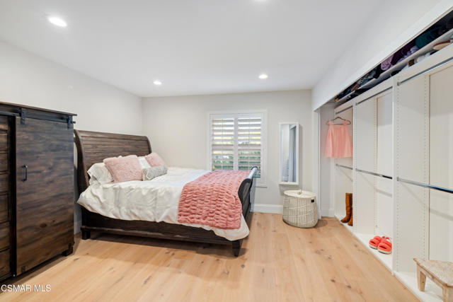 885 Rim Crest Drive, Westlake Village CA: https://media.crmls.org/mediaz/e8bb9fa4-078f-4da4-8df0-2086791bf708.jpg