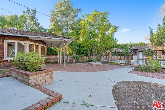 23121 OSTRONIC Drive photo 2
