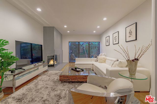 1201 Larrabee Street, West Hollywood CA: https://media.crmls.org/mediaz/e8bd410c-2196-455a-b076-a773956fa49a.jpg