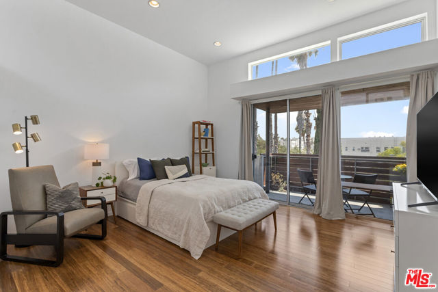 333 S Wilton Place, Los Angeles CA: https://media.crmls.org/mediaz/e8be1bd5-2c2e-4d26-8b52-92b87cc295ea.jpg