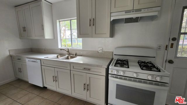 3872 College Avenue, Culver City CA: https://media.crmls.org/mediaz/e8be3332-e940-4dc7-8c1f-c7e8df97e9a5.jpg