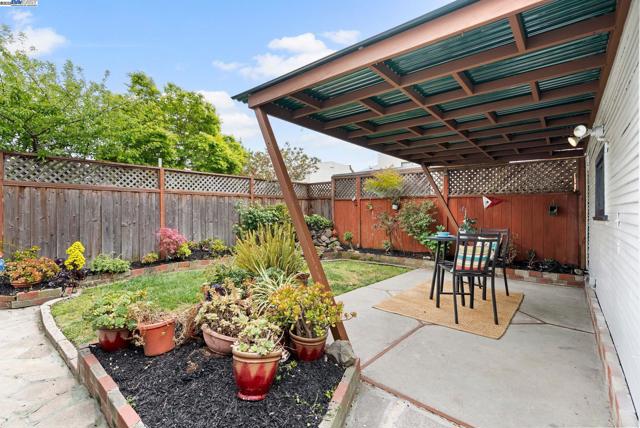 2806 Clay St, Alameda CA: https://media.crmls.org/mediaz/e8bfe8b4-efcf-4446-b46b-9d74505387ad.jpg