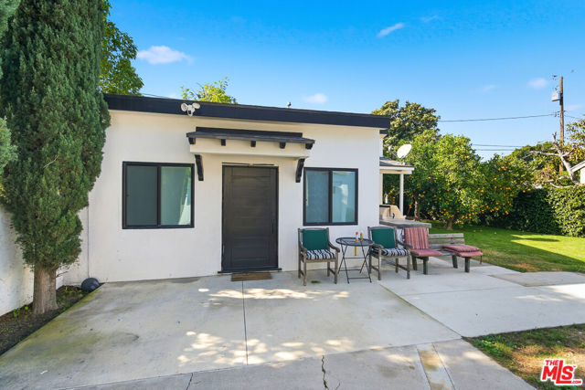 611 N Buena Vista Street, Burbank CA: https://media.crmls.org/mediaz/e8bff5d8-44da-41df-b2df-2e7a6554d741.jpg