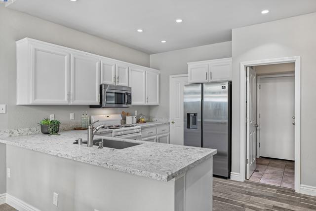 4165 Cortina Ct, Pleasanton CA: https://media.crmls.org/mediaz/e8c00b20-f98e-47d1-b1ea-525990eb9fdf.jpg