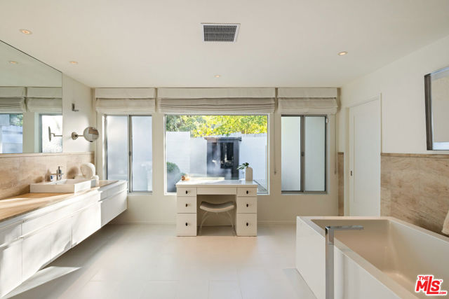 16745 Bosque Drive, Encino CA: https://media.crmls.org/mediaz/e8c02b79-51ac-4d3b-988b-d32f56aa13ff.jpg