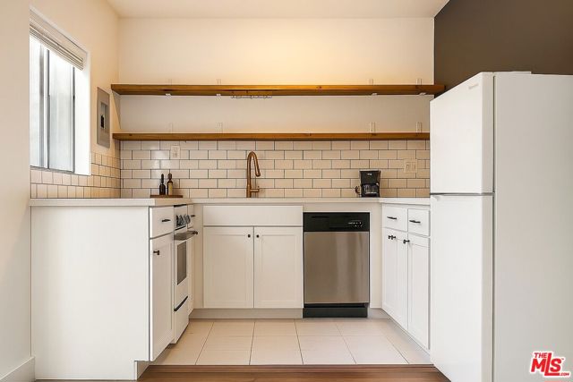 928 N Genesee Avenue, West Hollywood CA: https://media.crmls.org/mediaz/e8c03ab9-6f4b-40f8-a1fc-1208bc5c3341.jpg