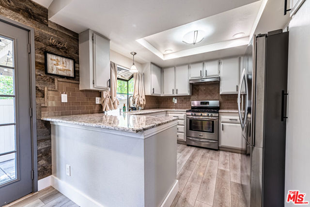 20055 Avenue Of The Oaks, Newhall CA: https://media.crmls.org/mediaz/e8c058a6-b99a-4171-a586-6c534151a6e6.jpg