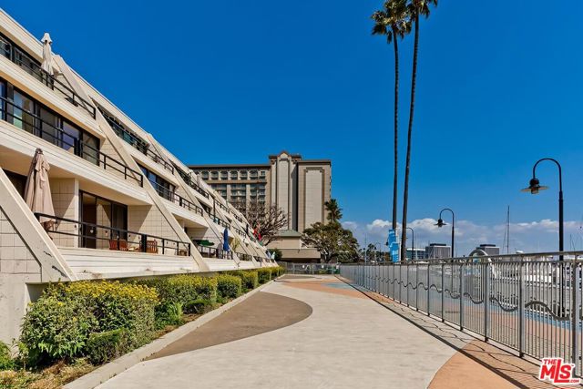 4335 Marina City Drive, Marina del Rey CA: https://media.crmls.org/mediaz/e8c09789-0b17-4d98-9983-274f95167678.jpg