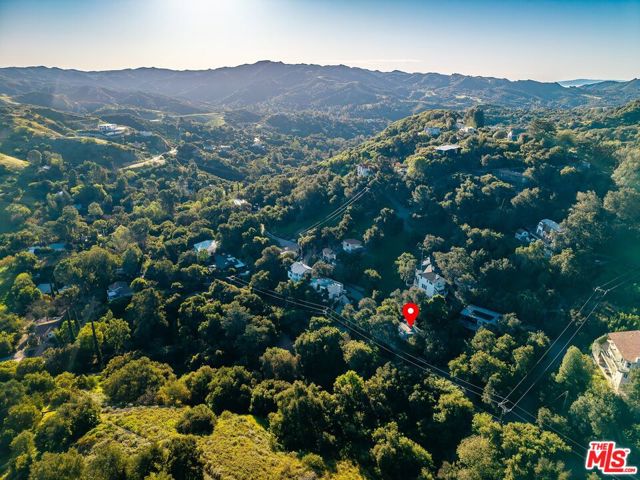 21936 Canon Drive, Topanga CA: https://media.crmls.org/mediaz/e8c0c119-c766-416d-8739-f1c1189abf74.jpg