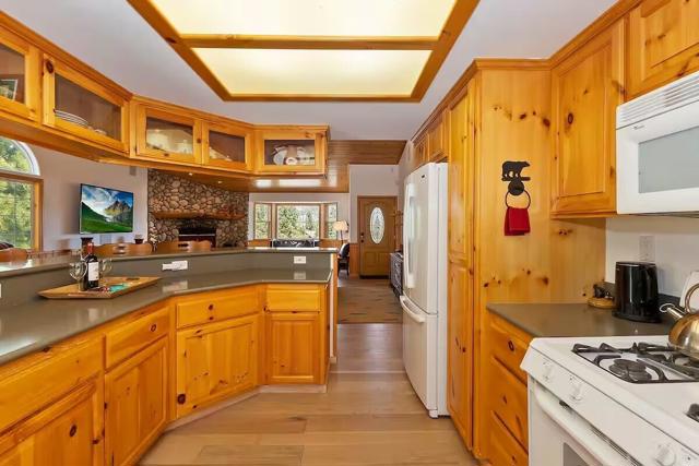 42369 Eagle Ridge Drive, Big Bear CA: https://media.crmls.org/mediaz/e8c0e79f-7bd2-44f4-aacd-521262a228b9.jpg