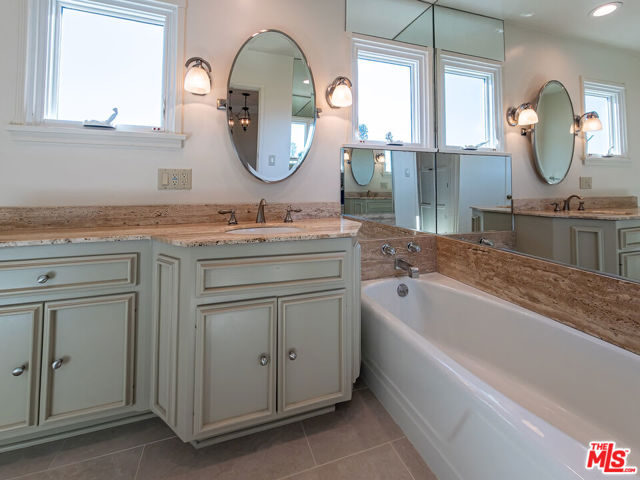 8967 St Ives Drive, Los Angeles CA: https://media.crmls.org/mediaz/e8c0f411-3b4c-4540-a819-b77274d0e120.jpg