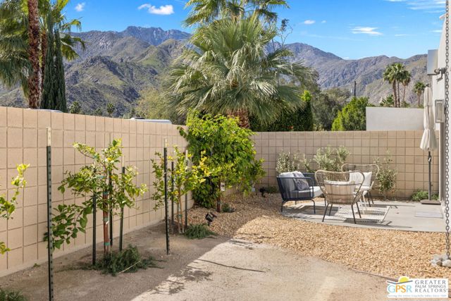 2470 N Cardillo Avenue, Palm Springs CA: https://media.crmls.org/mediaz/e8c0fcf1-089f-4d86-8e8e-3abbb94fd6b7.jpg