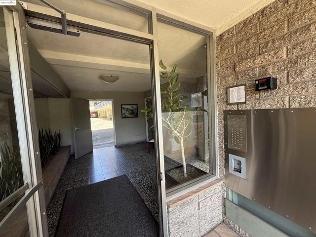 3877 Howe St, Oakland CA: https://media.crmls.org/mediaz/e8c20702-7a24-44e4-b7ec-e0d6fcb175bc.jpg