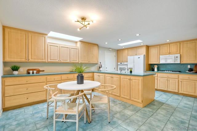 5002 Mycenae Way, Oceanside CA: https://media.crmls.org/mediaz/e8c2afe0-baa3-4be6-9664-c284788bcc8a.jpg
