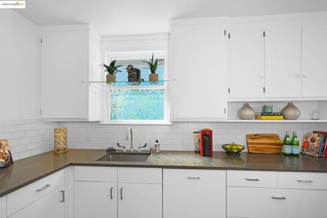 3008 Deakin St, Berkeley CA: https://media.crmls.org/mediaz/e8c3074a-b8e4-4ddb-886c-81ac8913f7c4.jpg