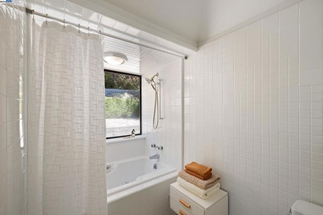 5708 Colton Blvd, Oakland CA: https://media.crmls.org/mediaz/e8c37186-3b30-4f46-b7fc-c9bc513659af.jpg