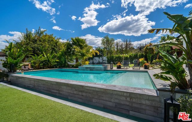 18938 Wells Drive, Tarzana CA: https://media.crmls.org/mediaz/e8c3dc97-4e29-4409-ab00-b9eac3456363.jpg