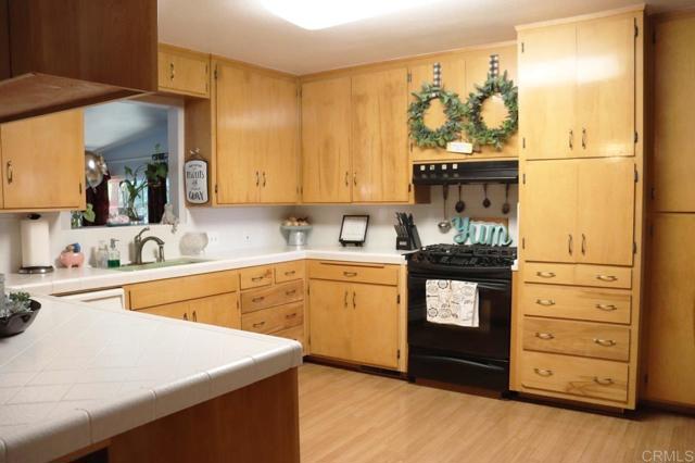 Image 4 of 42 For 915 Strathmore Avenue N