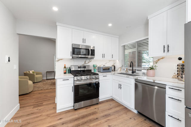 3268 Hilldale Avenue, Simi Valley CA: https://media.crmls.org/mediaz/e8c50c88-f76b-4bc4-9143-8fee0cce0101.jpg