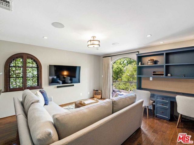 4057 Farmdale Avenue, Studio City CA: https://media.crmls.org/mediaz/e8c51893-8518-4e76-91a0-51275bb29b5e.jpg