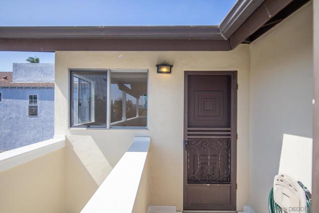 324 D Ave, Coronado CA: https://media.crmls.org/mediaz/e8c5d646-0df2-4d1c-bbf4-82b7e707bdba.jpg