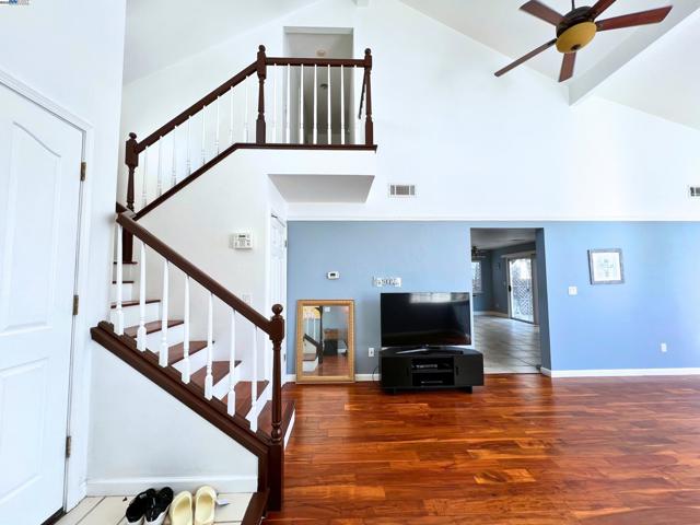 85 Phillips Ct, Tracy CA: https://media.crmls.org/mediaz/e8c7c498-818d-4b48-8e4b-b634a27be1f2.jpg