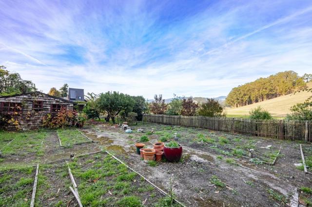 1009 Miramontes Street, Half Moon Bay CA: https://media.crmls.org/mediaz/e8c7c705-8f0b-4781-91ec-8e107f752e52.jpg