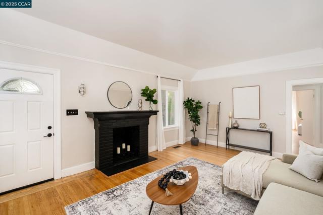 1019 Sir Francis Drake Blvd, San Anselmo CA: https://media.crmls.org/mediaz/e8c7e06d-de7a-4900-8ba9-cbeb6c35e616.jpg
