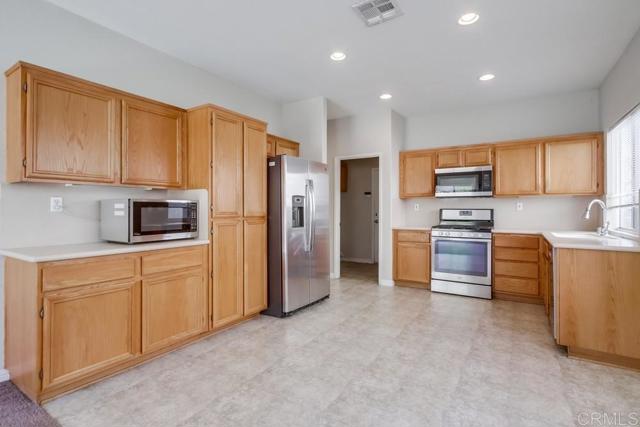 1238 Avenida Amistad, San Marcos CA: https://media.crmls.org/mediaz/e8c8780d-3fc3-4d78-b77e-8289a52de32a.jpg