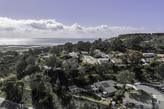 12902 Biscayne Cove, Del Mar CA: https://media.crmls.org/mediaz/e8c8ff99-afa6-4002-abd3-82bbd1889214.jpg