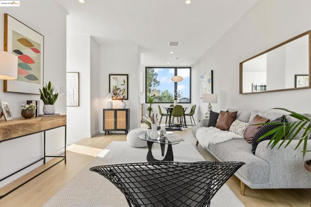4031 Park Blvd, Oakland CA: https://media.crmls.org/mediaz/e8c93913-6b53-42f5-a406-cf8d2a976998.jpg