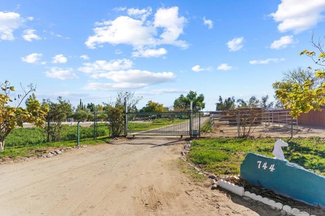 744 W Haverford Rd, Ramona CA: https://media.crmls.org/mediaz/e8c9ab0c-a10d-4691-afd7-f33a9ed35948.jpg