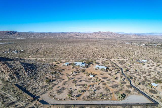59800 Onaga Trail, Joshua Tree CA: https://media.crmls.org/mediaz/e8c9b550-b2a7-481e-91f6-dc1b0aaa443d.jpg