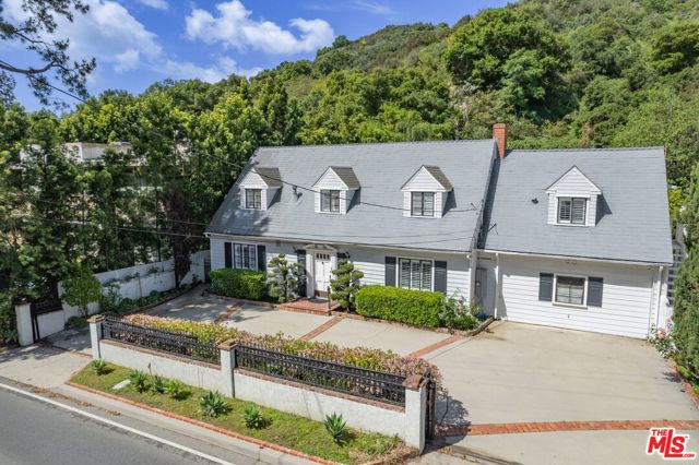 2427 Benedict Canyon Drive, Beverly Hills CA: https://media.crmls.org/mediaz/e8ca9003-19e1-4c61-97d3-db3effa0be59.jpg