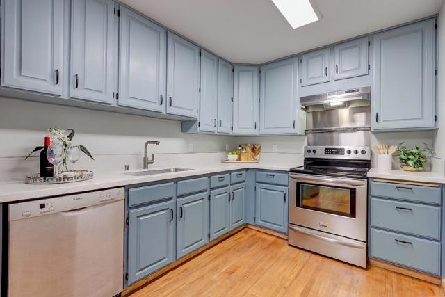 933 Shoreline Drive, Alameda CA: https://media.crmls.org/mediaz/e8cba79d-a5b5-478a-a5a1-c4caaa40724f.jpg
