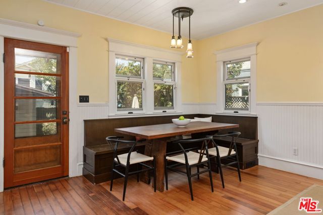 21 Park Avenue, Venice CA: https://media.crmls.org/mediaz/e8cbadb9-003f-468c-a46c-02e2cff0ec73.jpg