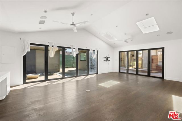 4525 Melbourne Avenue, Los Angeles CA: https://media.crmls.org/mediaz/e8cc2c51-defb-4676-b314-a20aeb4d8a52.jpg