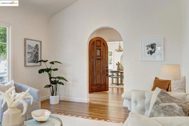 6753 Manor Crest, Oakland CA: https://media.crmls.org/mediaz/e8cc6234-01ce-49dd-8fb7-a732dd16a6da.jpg