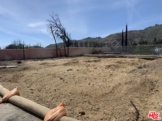 23309 W Paloma Blanca Drive, Malibu CA: https://media.crmls.org/mediaz/e8cd1d58-e2aa-4a49-9d19-7ed04b0f7b9f.jpg