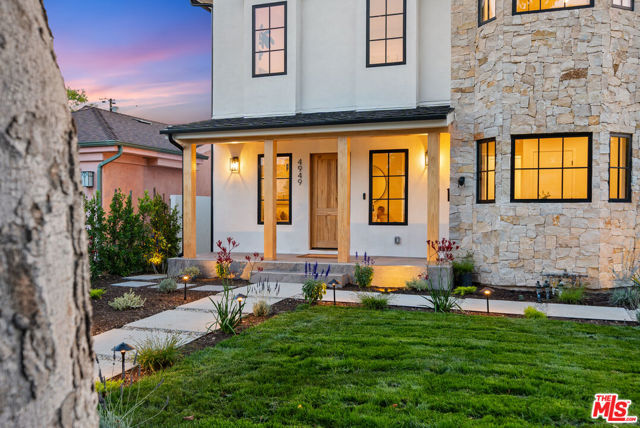 4949 Sancola Avenue, Toluca Lake CA: https://media.crmls.org/mediaz/e8cdd2ca-64a5-4fe1-a0a8-1228d514b94a.jpg