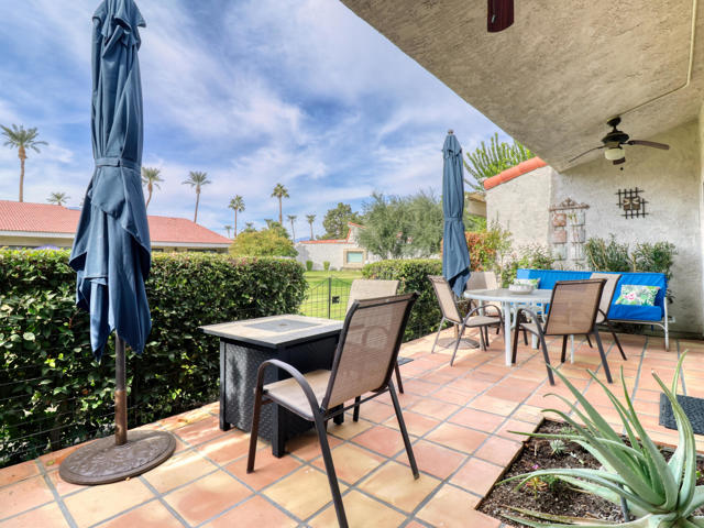 171 Winterhaven Circle, Palm Desert CA: https://media.crmls.org/mediaz/e8ce2016-df73-4ce4-b3dd-90b9f4fbc317.jpg
