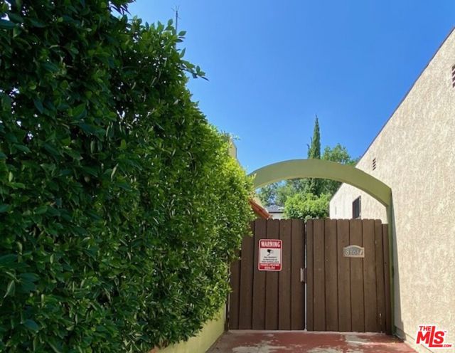 8866 Cadillac Avenue, Los Angeles CA: https://media.crmls.org/mediaz/e8ce5ef9-c97e-4458-8d85-4e41a72c87f5.jpg