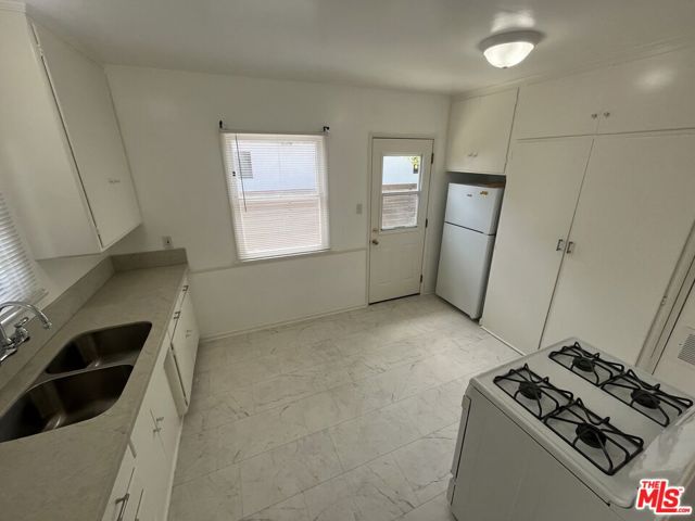 4225 Campbell Drive, Los Angeles CA: https://media.crmls.org/mediaz/e8cff5c0-7e25-4e45-931f-dce2782160e2.jpg