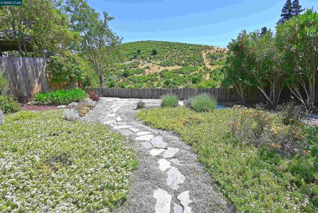594 Morning Glory Dr, Benicia CA: https://media.crmls.org/mediaz/e8d01d66-f2b6-48a7-8938-e7744aa5330e.jpg