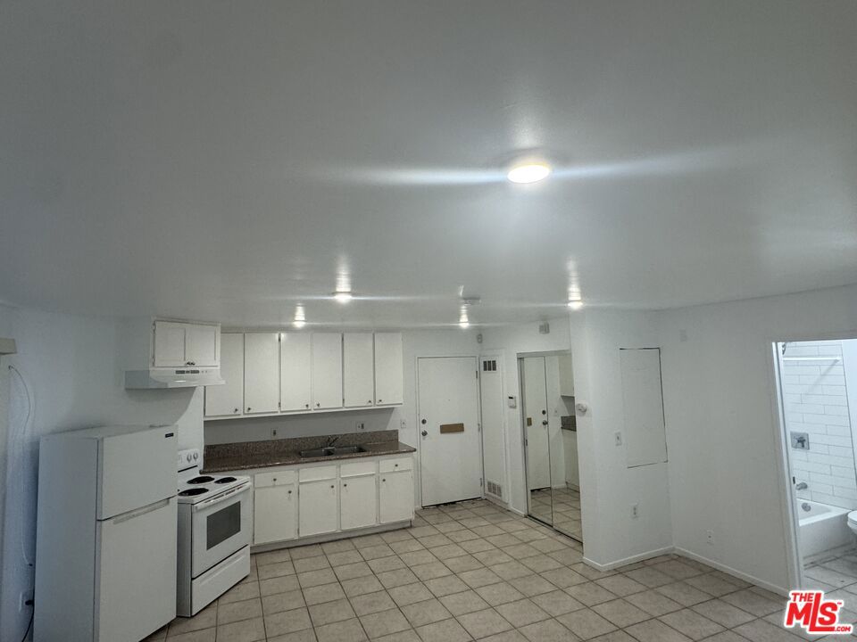 428 S Grand View Street #100