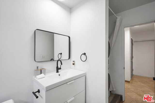 1045 S Bedford Street, Los Angeles CA: https://media.crmls.org/mediaz/e8d19edb-bbcd-4263-aaf2-2e70f88f372c.jpg