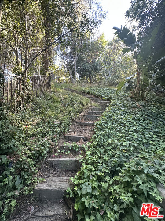 https://media.crmls.org/mediaz/e8d2a043-cf76-4d2b-ac65-ff599d5d6653.jpg?preset=X-Large