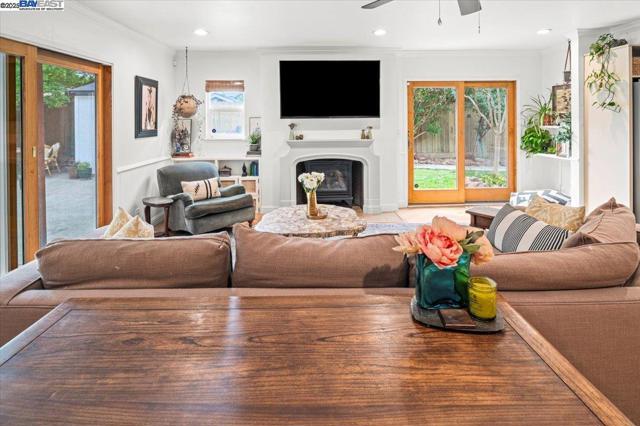 3231 Esperanza Dr, Concord CA: https://media.crmls.org/mediaz/e8d3239b-cbbf-4cb5-b66d-1a0b665ae6aa.jpg